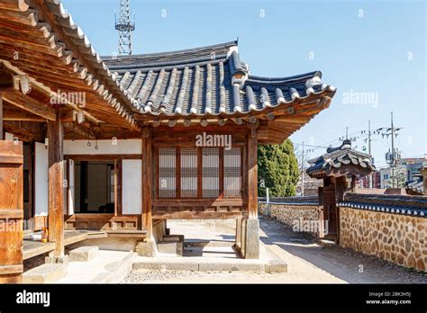  Hanok: A Window into Traditional Korean Architecture - Unveiling the Soul of Space Through Timeless Design